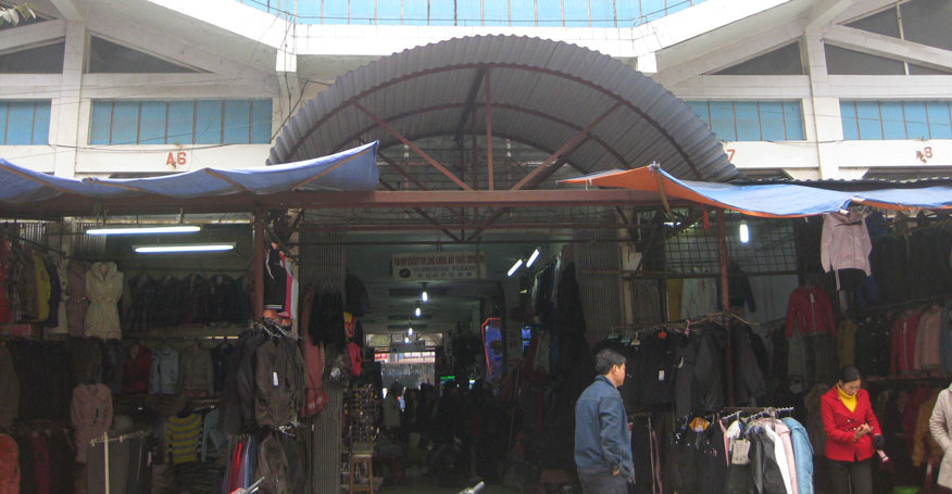 đổ buôn quần áo ở chợ Tân Thanh
